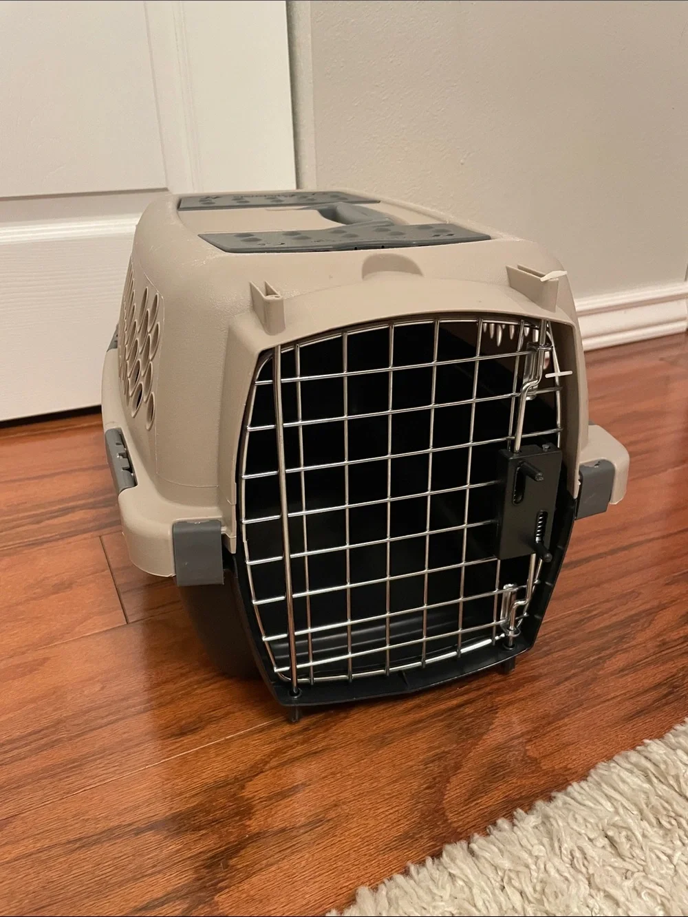 Petmate Small Pet Taxi 19” Travel Taxi Crate For Cats or Small Dogs Great Shape